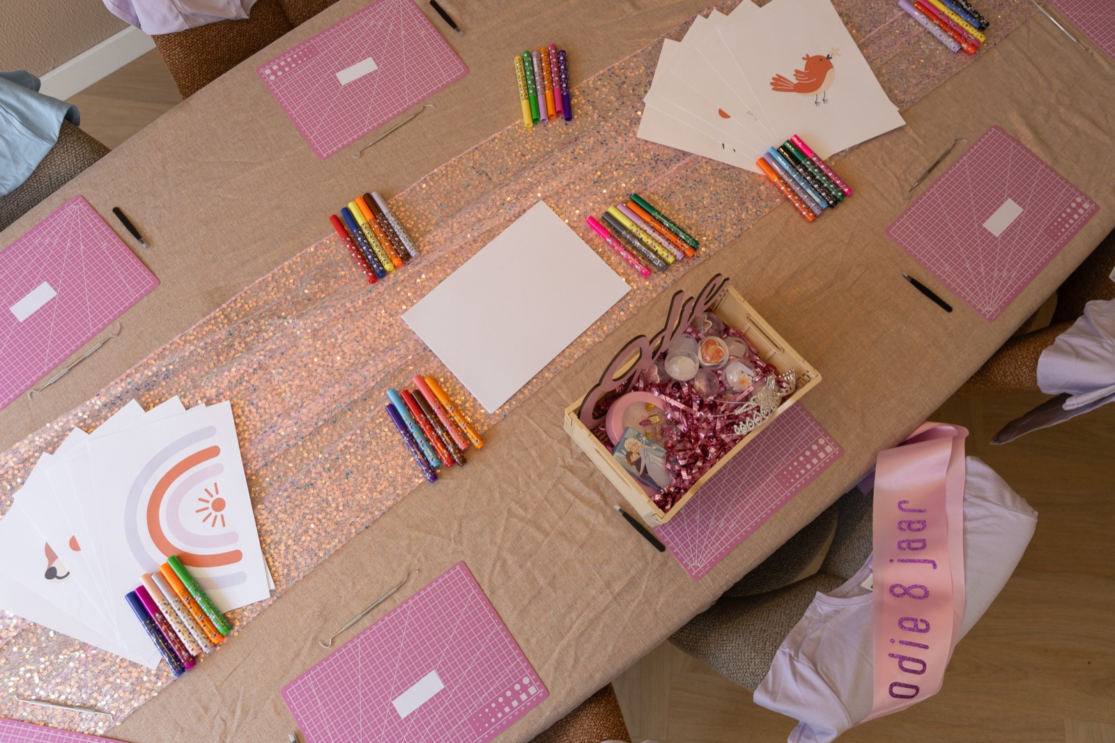 Feesttafel met stiften, kaarten en materiaal klaar voor een kinderfeestje