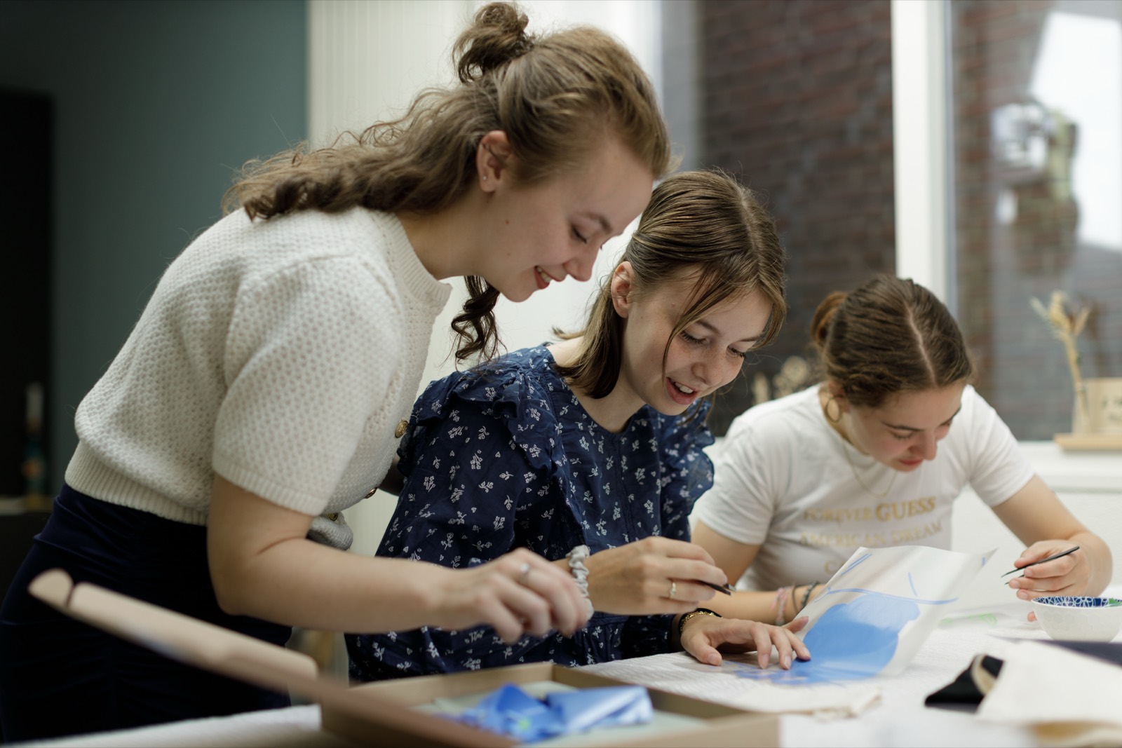 Deelnemers werken samen aan de werktafel tijdens een workshop