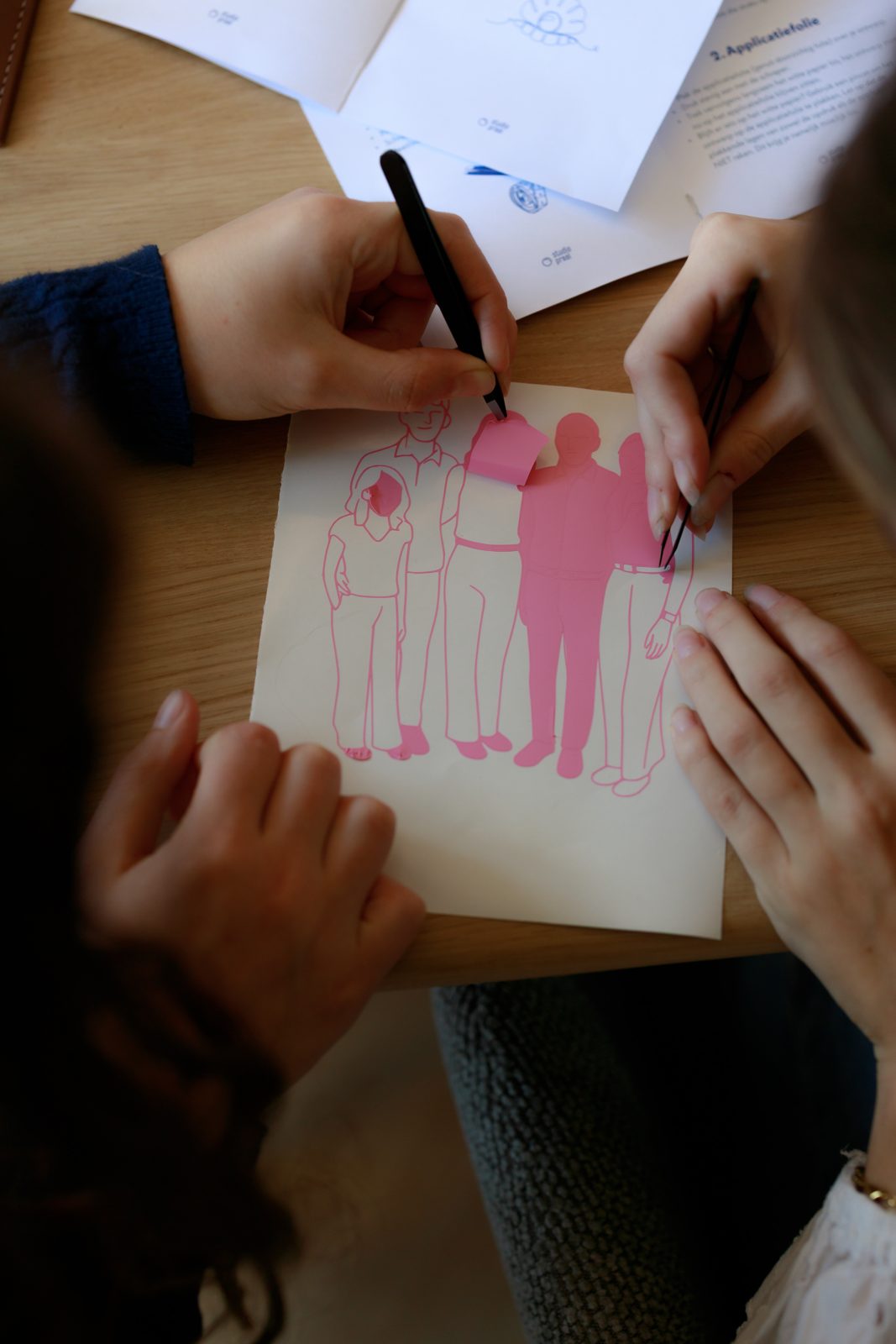 Handen tekenen een ontwerp op folie